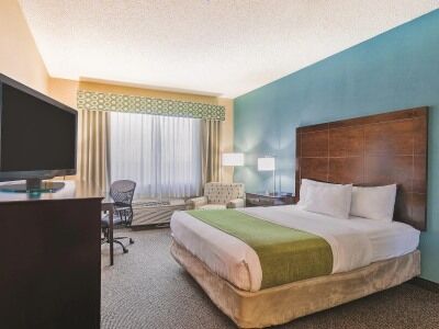 La Quinta By Wyndham Airport Hotel
